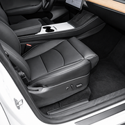 Tesla Model 3/Y – musta etupenkin jatke asennettuna