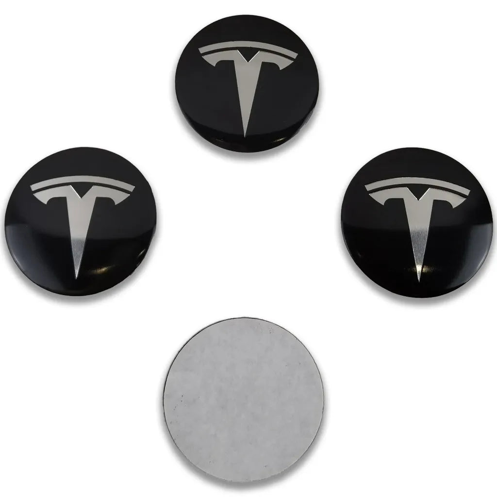 Sentrale klistremerker med Tesla-logoen på felgene